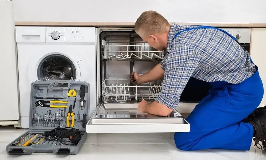 Etimesgut İndesit servisi teknisyen ekibi beyaz eşya tamiri yaparken